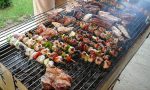 Il misticismo da grigliata è maschio Ammirano i barbecue come totem