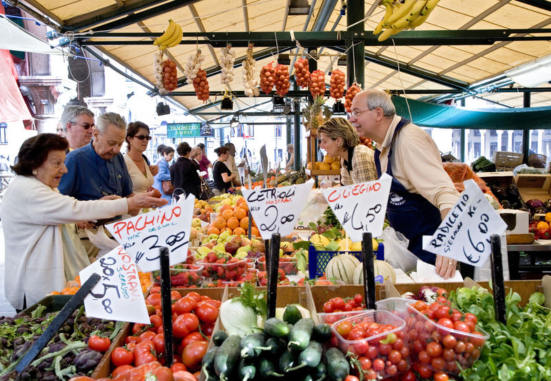 10 frasi dei bergamaschi al mercato L’umanità dai due lati del banco