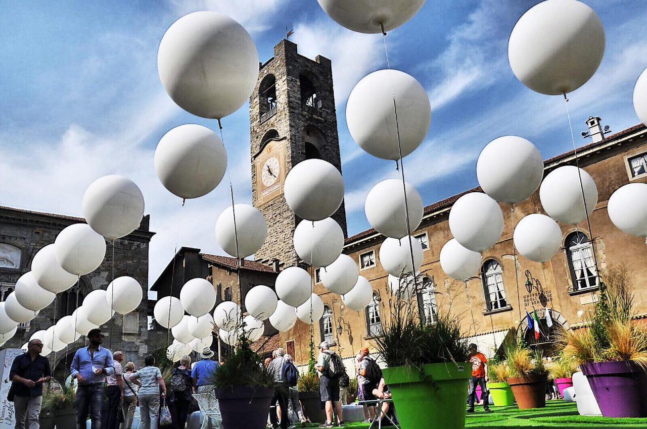 Piazza Vecchia, ghiaccio e palloni Un panorama in via di disfacimento