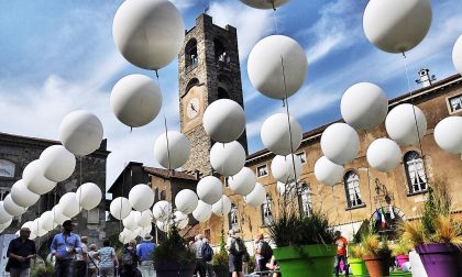 Piazza Vecchia, ghiaccio e palloni Un panorama in via di disfacimento