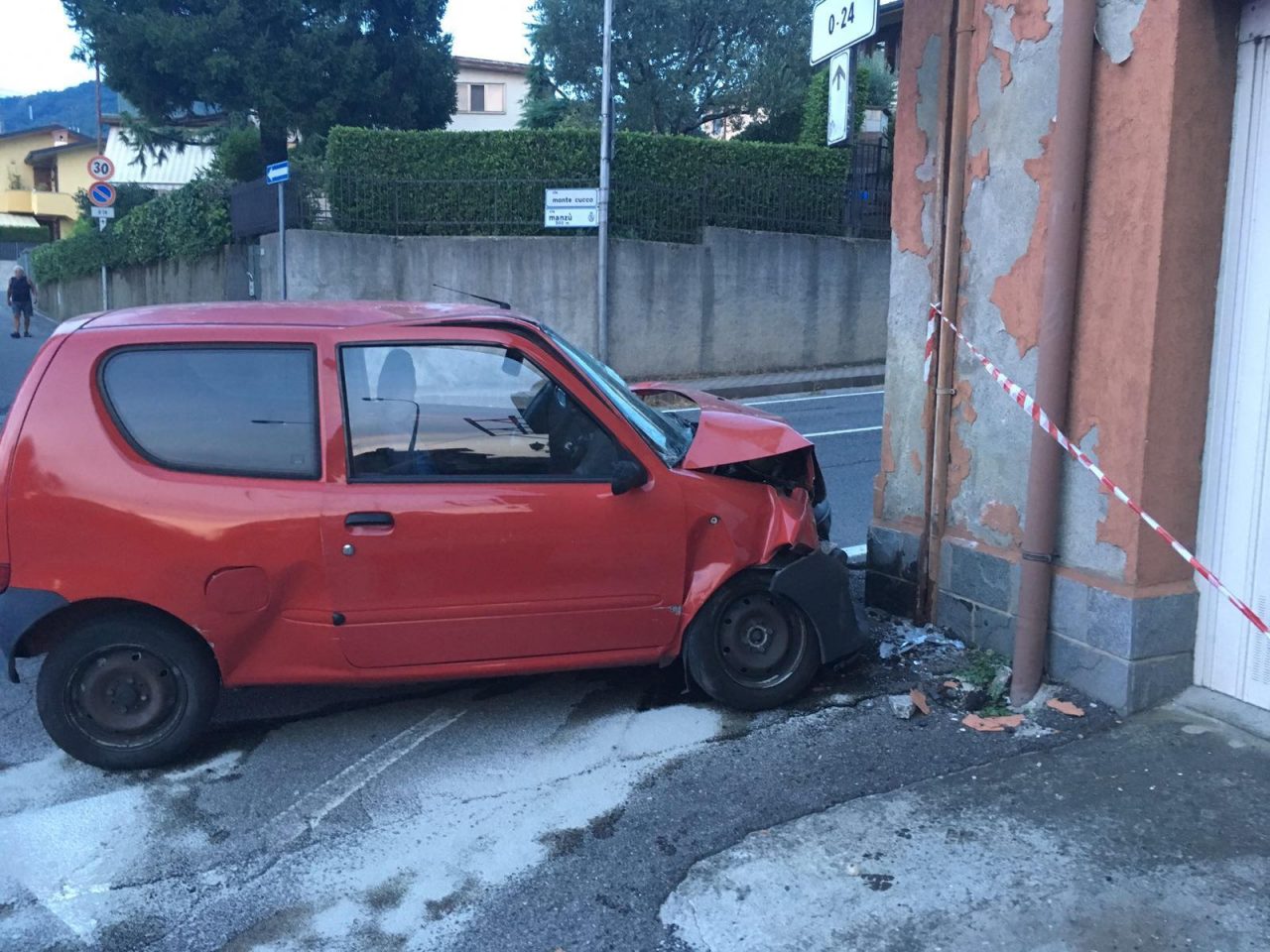 Pony pizza sbatte contro il muro e viene massacrato su Facebook