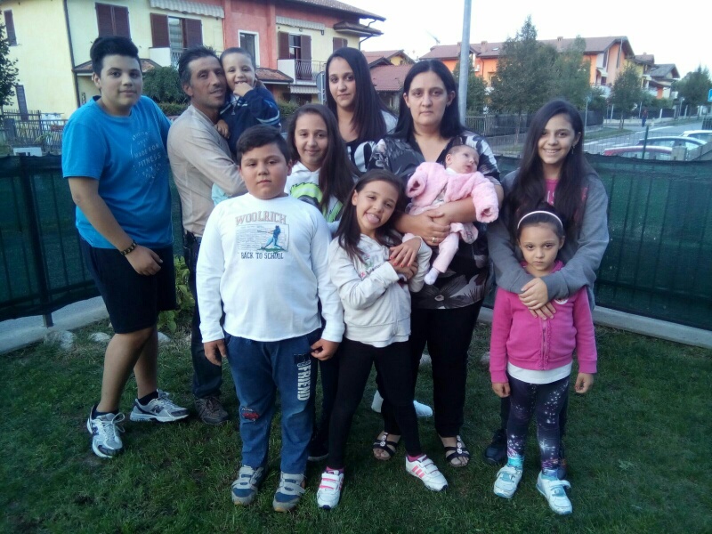 Super famiglia: sono in undici Squadra di calcio al completo