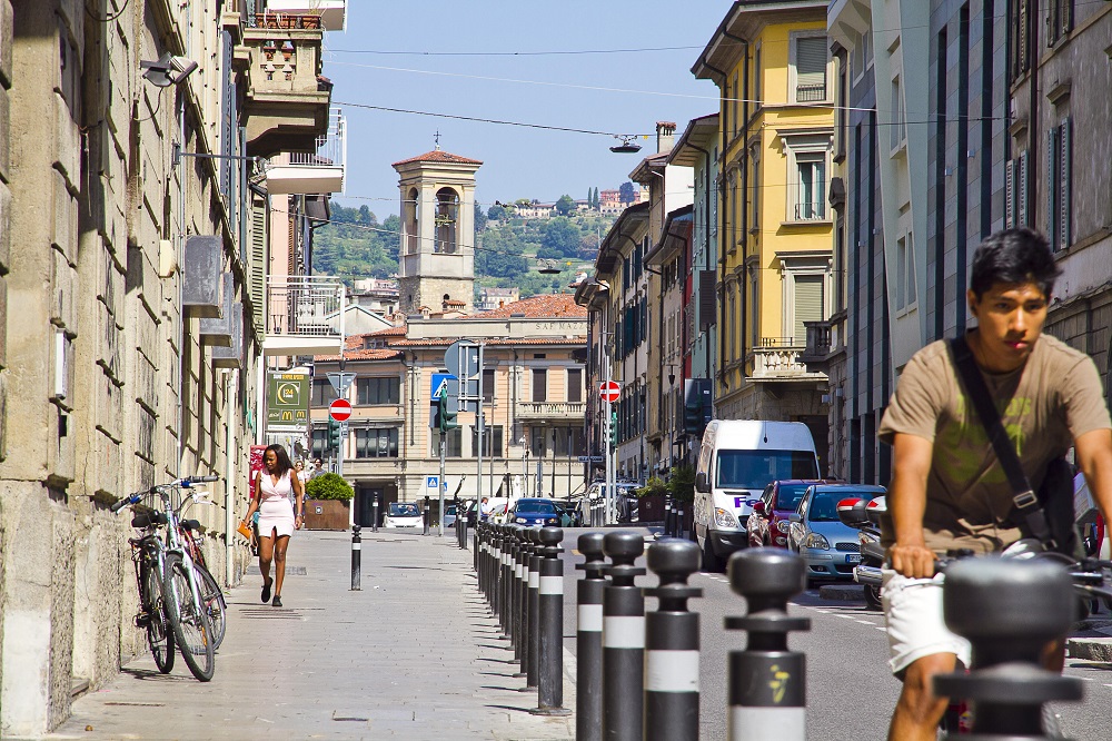 Via Quarenghi, vivace e bellissima Strada e cortili in festa per Giacomo