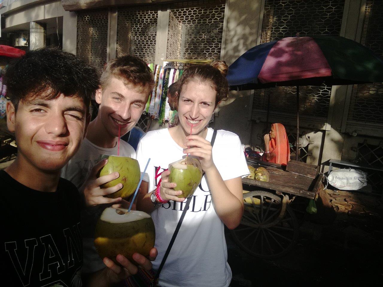 Latte di cocco insieme a Lorenzo e Adrien ad Ahmedabad