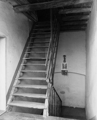 Le scale del casolare dove, nel 1944, avevano collocato nel mese di maggio 1944 un altarino con un quadretto della Madonna.