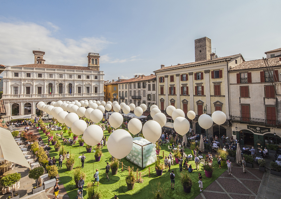 Piaciuta Piazza Vecchia verde? A Instagram sì (parlano le foto)