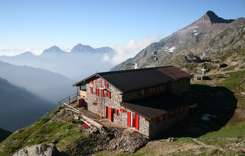 Precipita al Rifugio Tagliaferri: 26enne in codice rosso a Brescia