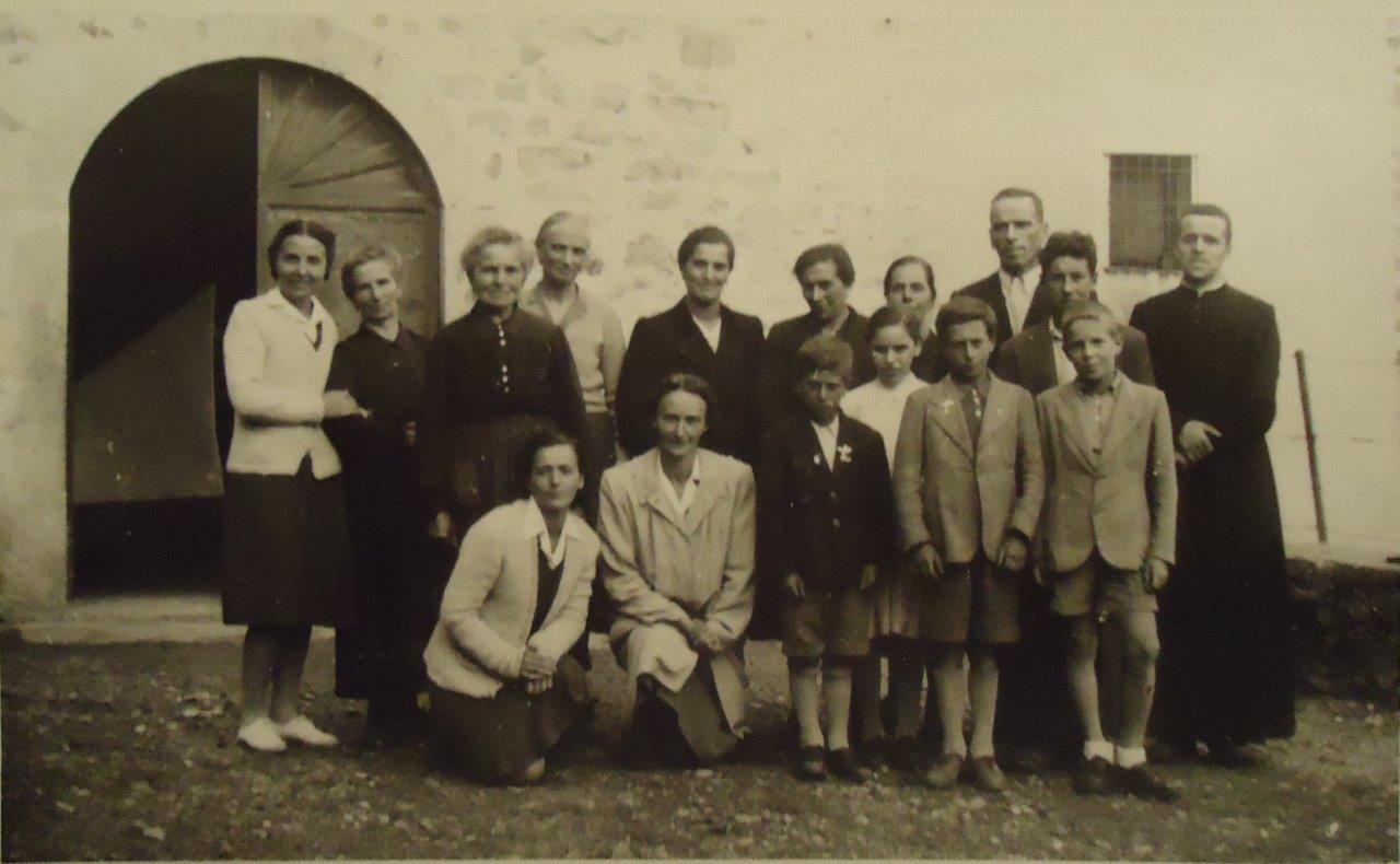 don Egidio Adobati con i parenti in Val Serina (2)