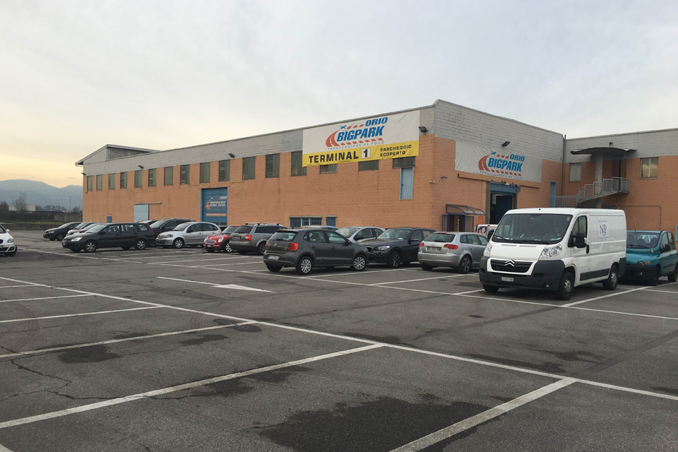Parcheggio abusivo per Orio Big Car Fioccano multe ma lui non paga