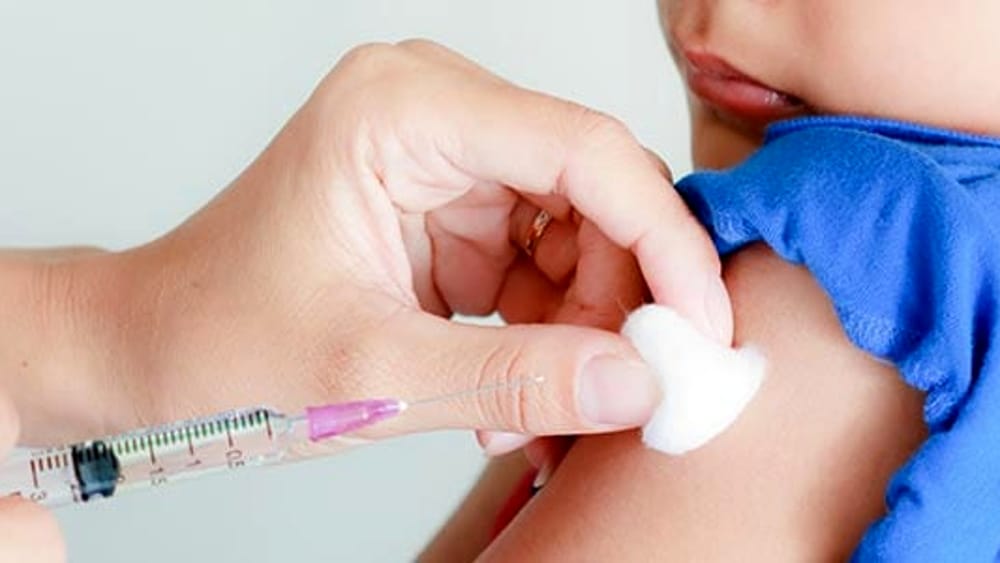 Falsificano i certificati vaccinali Indagati genitori bergamaschi