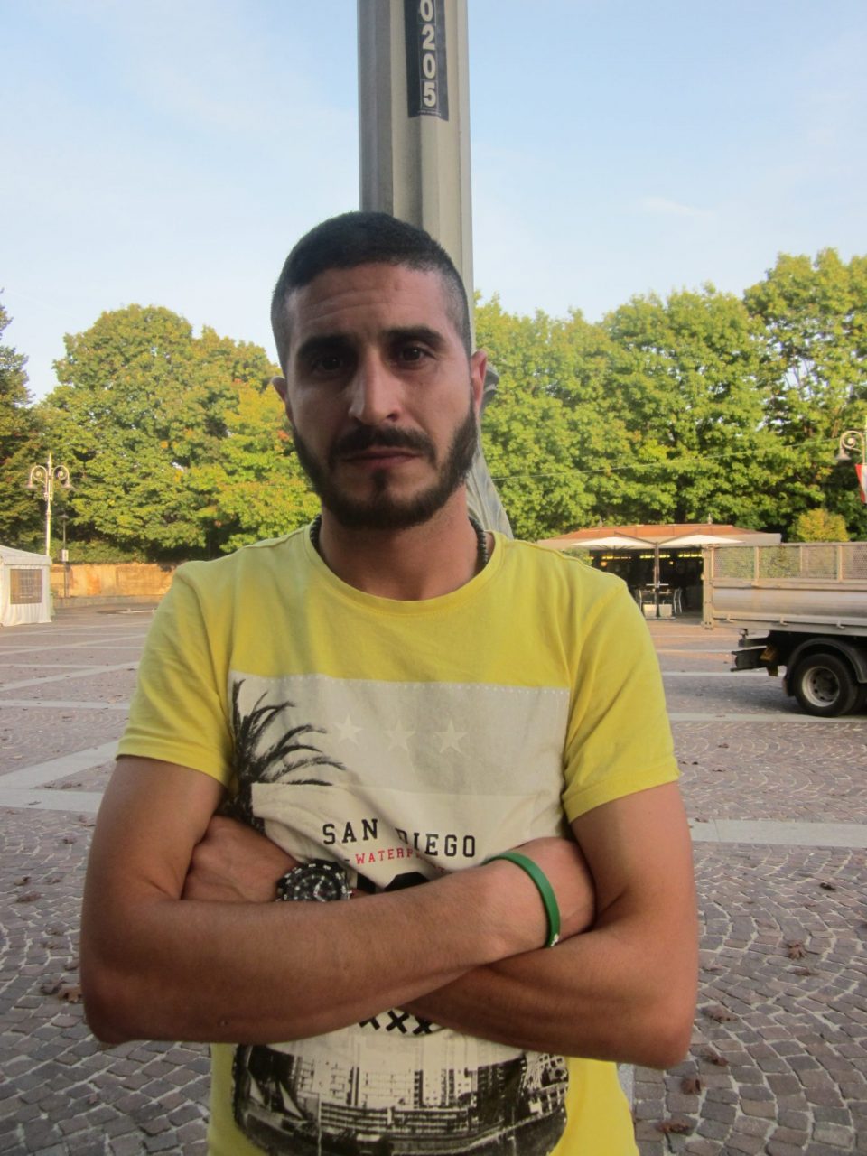 Un truffatore gli porta via tutto Perde la casa, ora dorme in auto