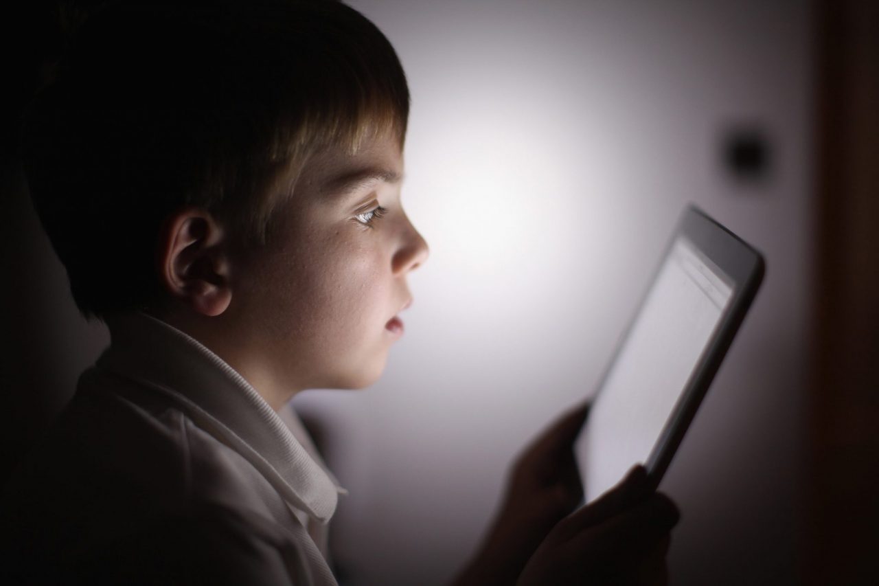 Teenager e bimbi troppo connessi «Soli con uno schermo: inquietante»