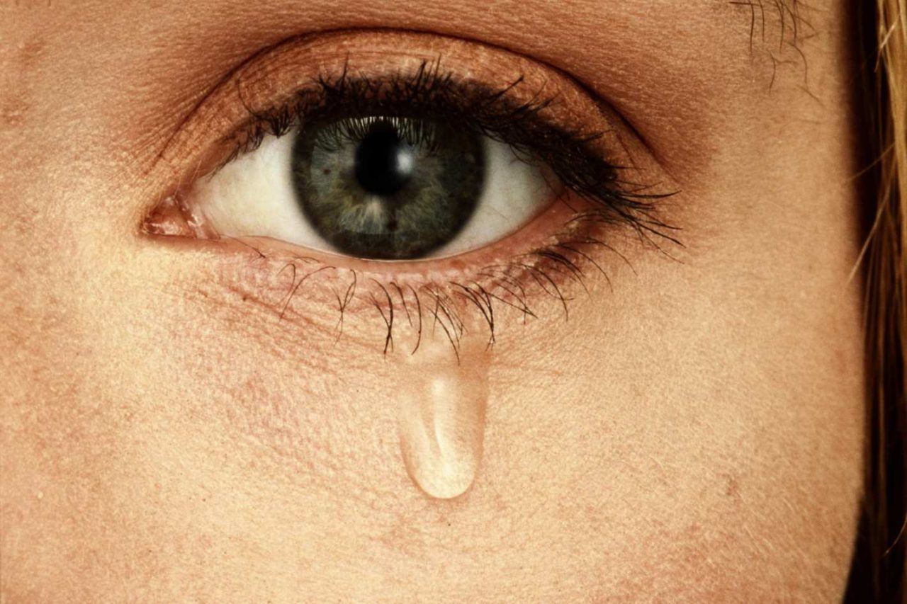 Solo gli esseri umani piangono (e le donne più degli uomini)