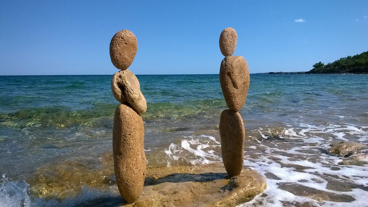 Il re di sassi e pietre in equilibrio Mario Carnè in centro e alla fiera