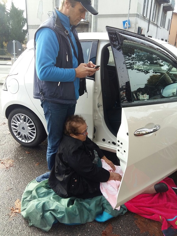 Aspetta l’ambulanza per 70 minuti e in ospedale è visitata dopo 7 ore