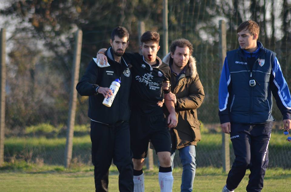 Aggredisce l’avversario in campo Gli spacca la mandibola e scappa