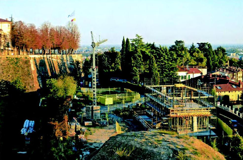 Il cantiere che si vede dalle mura darà vita a una villa a due piani