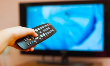 Gli italiani comprano meno tv (la guardano comunque, ma non lì)