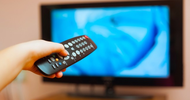 Gli italiani comprano meno tv (la guardano comunque, ma non lì)