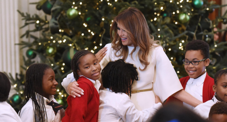 Il Natale decora la Casa Bianca e Melania è bella come un angelo