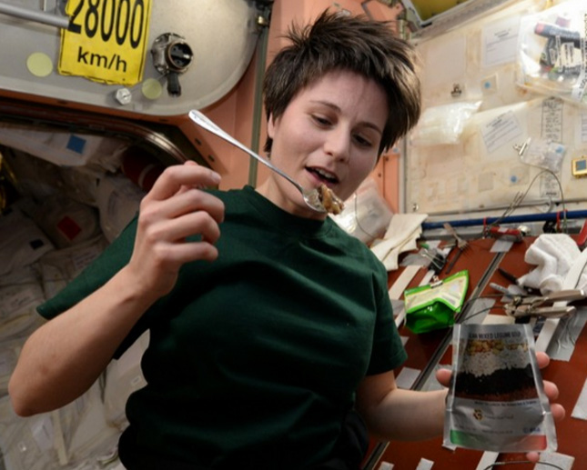 A cena come se fossimo astronauti Bolgia, esperienza culinaria spaziale