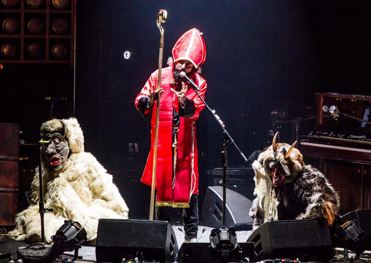 Capossela esaudito da Santa Lucia «Mi ha portato il pianobar, mi piace»