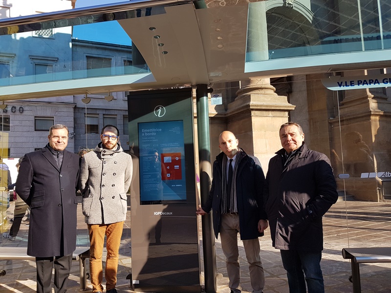 Pensiline degli autobus digitali Bergamo prima città in Italia