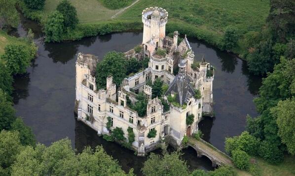Il castello con 10mila proprietari salvato da un crowdfunding virale