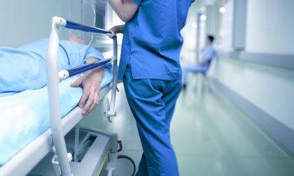 La protesta corre sul necrologio «Morto a causa della malasanità»