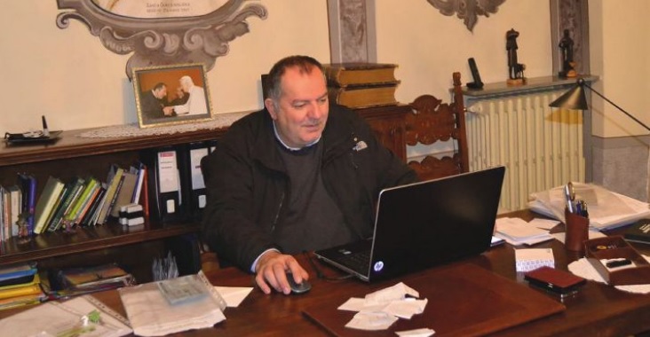 Don Claudio e la sua Sforzatica «Le parrocchie salvano il paese»