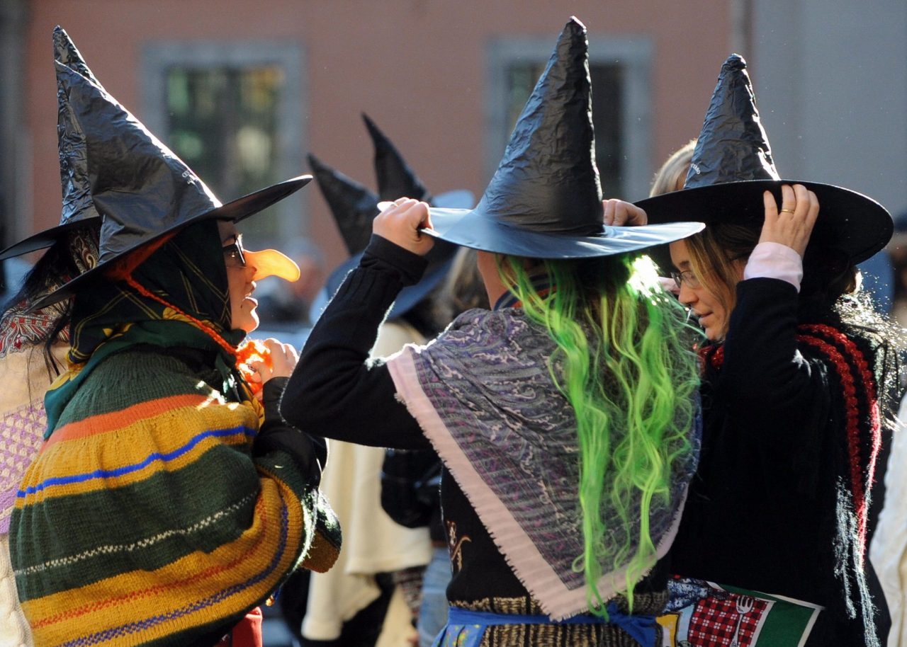 La befana vien sempre di notte Va dai bambini, o in discoteca