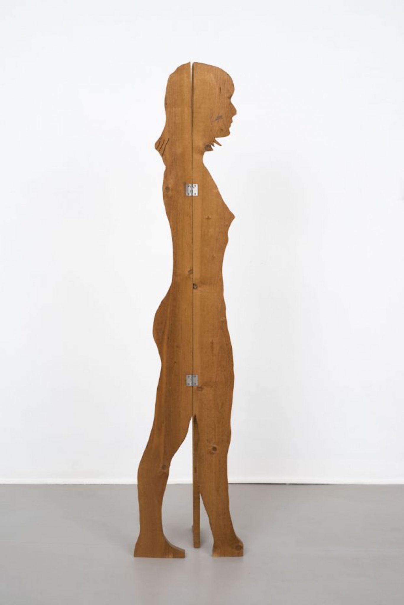 Mario Ceroli, Senza titolo (1968) legno sagomato 178 x 30 x 26 cm -2