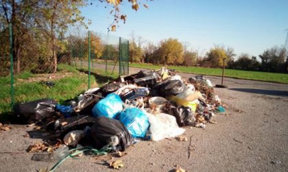 Getta rifiuti davanti agli occhi delle guardie ecologiche: multa da 150 euro a un 70enne