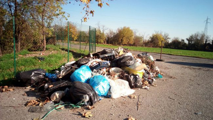 Getta rifiuti davanti agli occhi delle guardie ecologiche: multa da 150 euro a un 70enne
