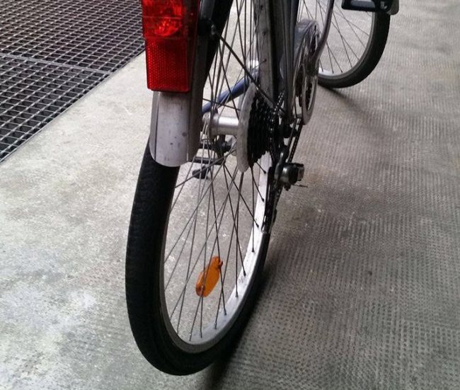 Cade dalla bicicletta nel sottopasso Simula un investimento: denunciato