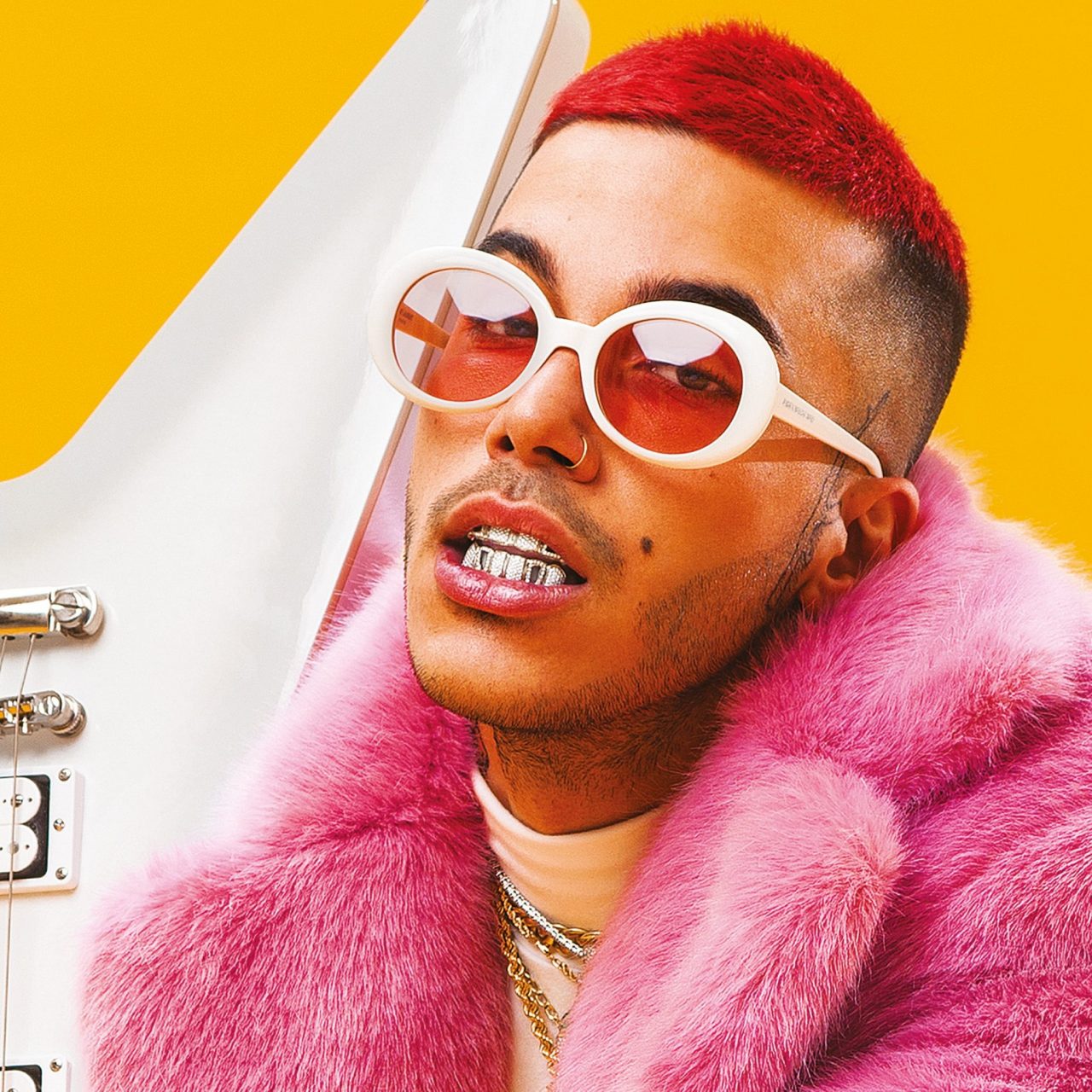 Sfera Ebbasta va a Le Due Torri in pelliccia fucsia e incisivi d’oro