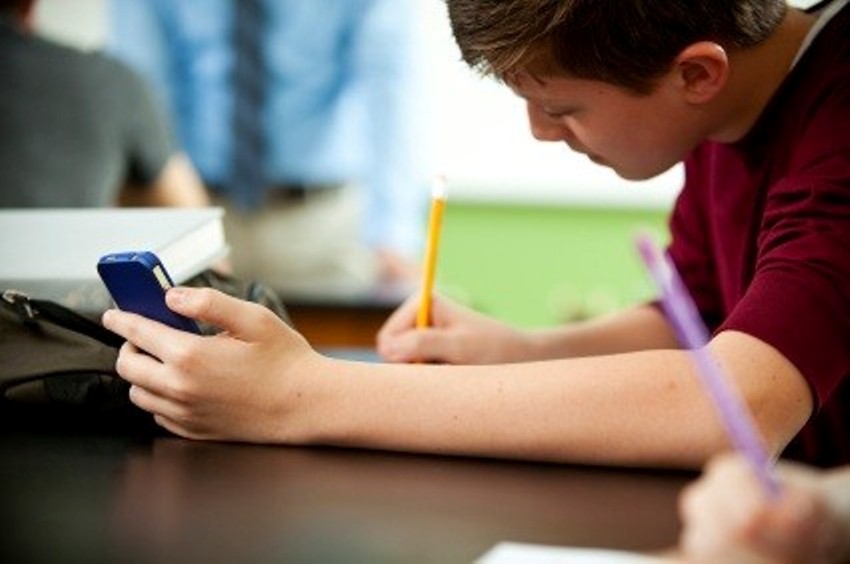 Smartphone in classe, il via libera