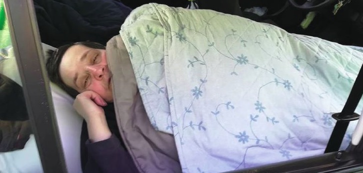 Marinella, prigioniera della malattia «Vivo in auto, nessuno mi aiuta»