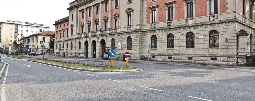 Santa Lucia, il quartiere si spegne Solo vetrine vuote davanti ai Riuniti