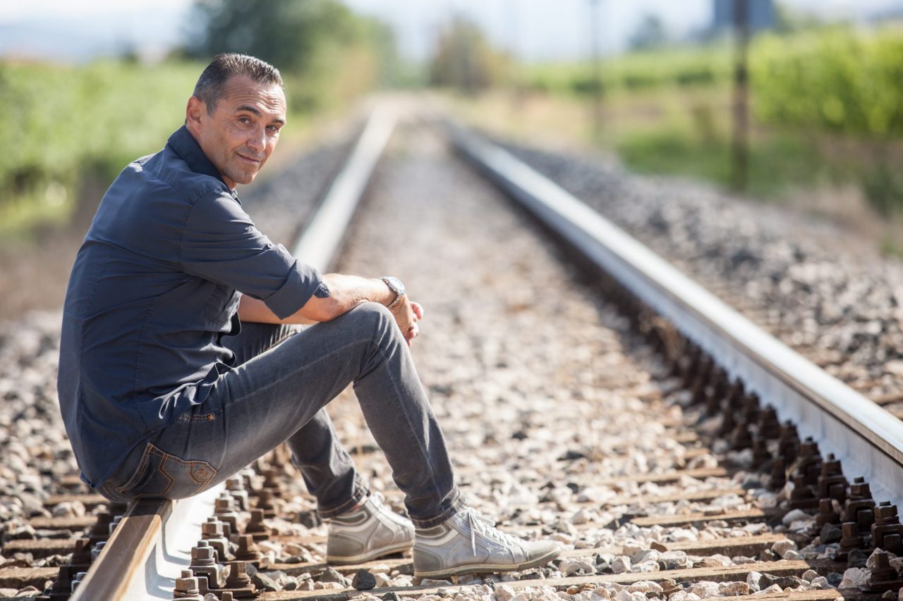 «Basta sandali e occhiali a goccia Tanto io faccio ridere lo stesso»