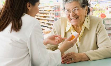 Prenotazione del vaccino per gli over 80, disagi anche in farmacia: «Ritardi non imputabili a noi»