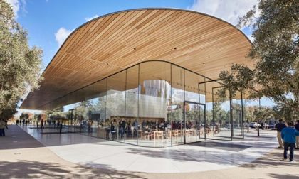 Apple, i dipendenti vanno a sbattere contro i vetri della sede futuristica