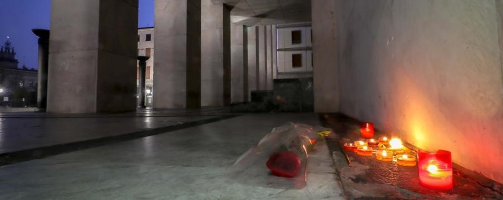 Il clochard morto al freddo e il volo spietato degli avvoltoi