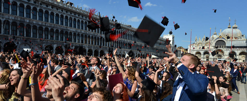 «Vi proclamiamo dottori»  nell’aula più bella: Piazza Vecchia