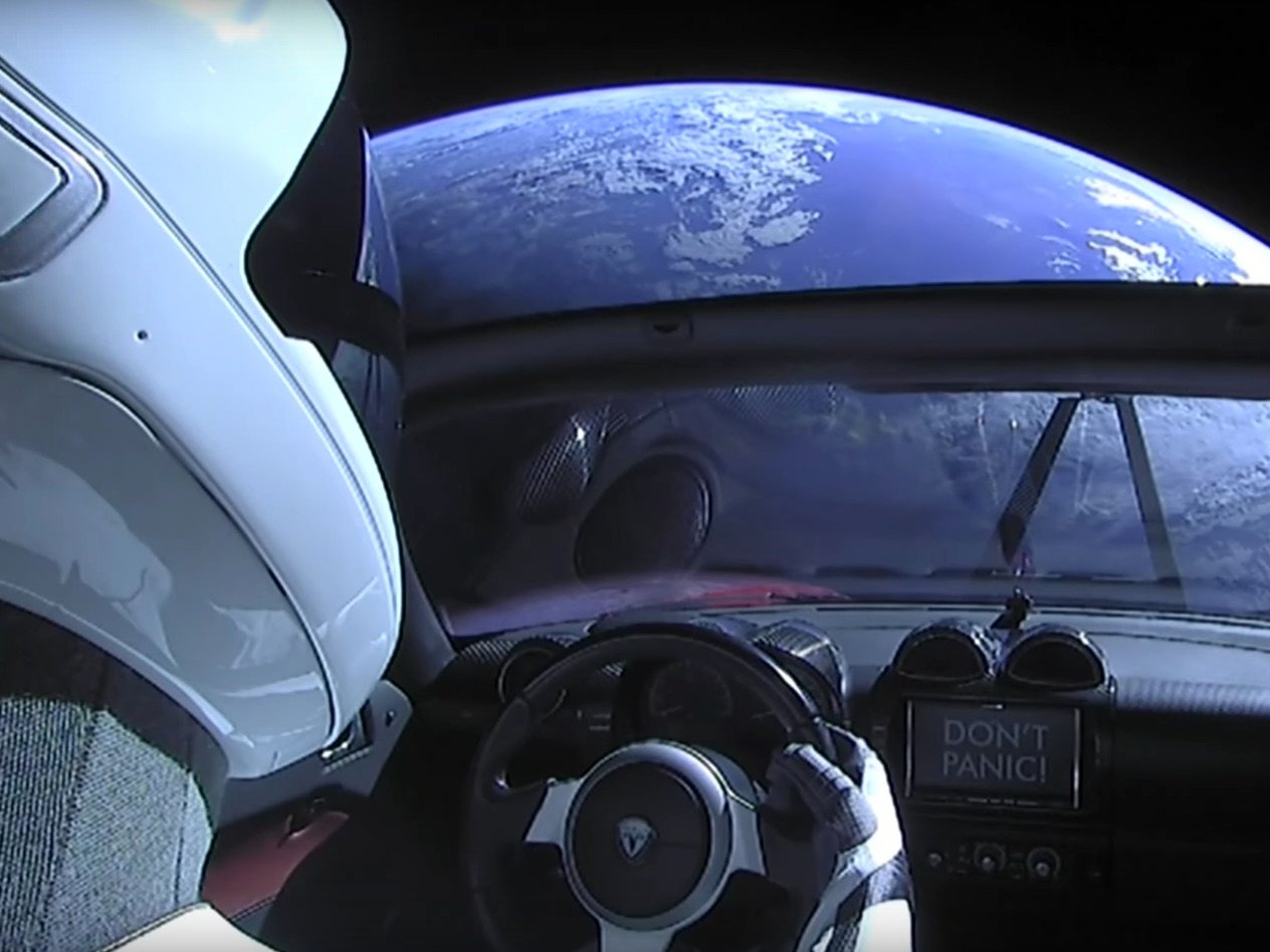 La supercar di Elon Musk è in orbita e fa l’occhiolino al turismo spaziale
