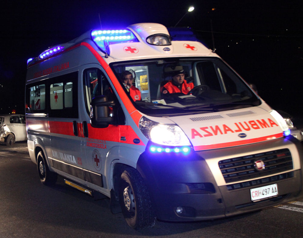 Violento frontale tra auto in tangenziale sud, muore 77enne