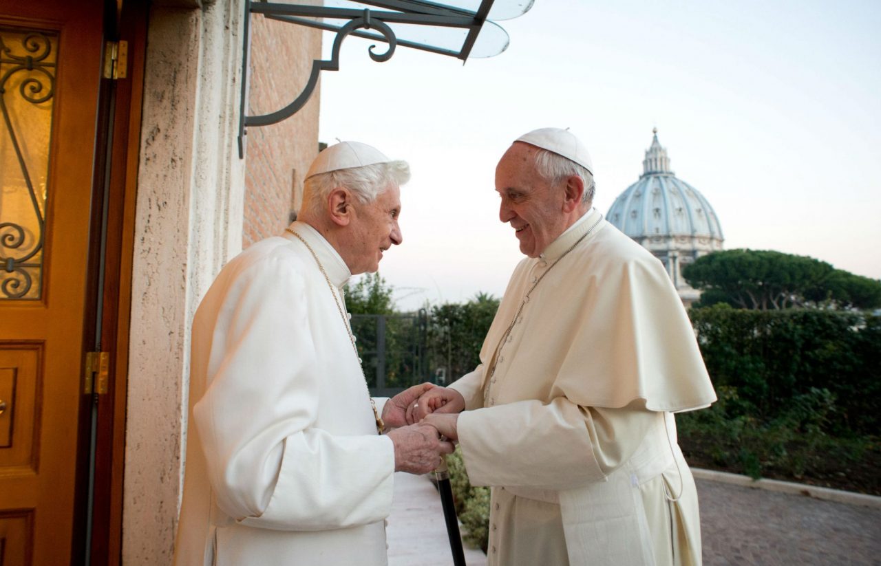 Ratzinger in difesa di Bergoglio «Su di lui uno stolto pregiudizio»