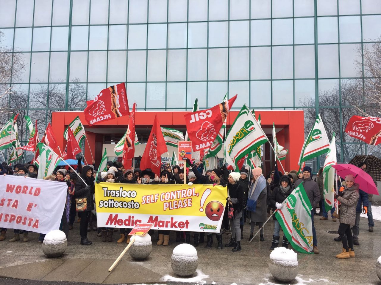 MediaWorld, 250 in presidio a Curno contro il trasferimento in Brianza