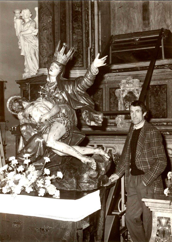 Mauro Gelmi con l'argano creato nel 1977