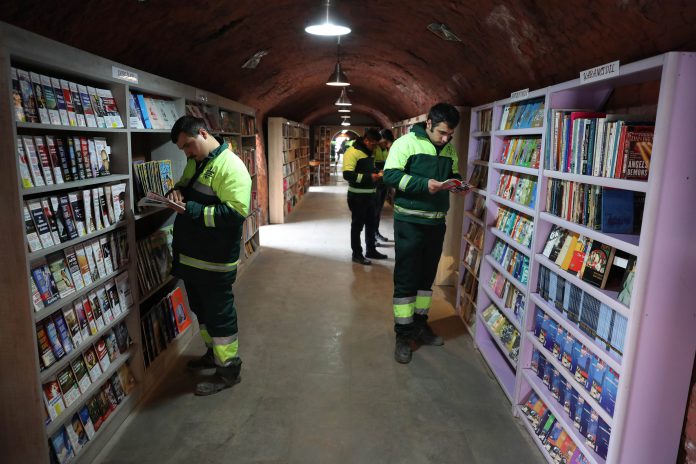 La biblioteca creata dai netturbini con i libri abbandonati per strada